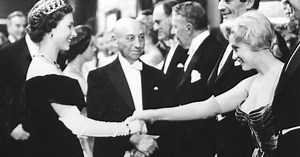 Zdjęcie królowej Elżbiety II i Marilyn Monroe przeszło do historii!
