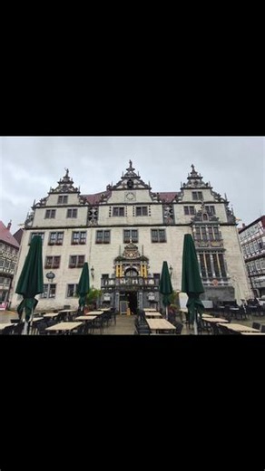 2026年6月12日，孩子带我在Hann. Münden（汉明登）（别称：三河之城、德国木桁架建筑名城，洪堡曾评价它是全球地理位置最美的七座城市之一），雨中漫步之一， 老市政厅是威悉文艺复兴风格的标杆建筑，也是下萨克森州南部最经典的历史地标之一 ，整点木偶钟响起时的音乐有很多人跟着唱，我不知道是什么音乐，有朋友知道欢迎留言，感谢。豆包说整点木偶钟是还原了艾森巴特医生行医的经典场景。#原创视频 #德