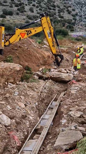 Το βίντεο που βλέπετε στην Άνω Γλυφάδα ελήφθη πριν από λίγα λεπτά. Πρόκειται για συνεργεία του ΔΕΔΔΗΕ, στο τέρμα της οδού Μετσόβου, εκεί που το νερό που έπεσε την Τετάρτη ανέδειξε την παλιά ρεματιά, εκεί που έκανε το έργο της υπόγειοποίησης. Κάνουν χωματουργικές εργασίες θεωρητικά για να συμμαζέψουν εκτεθειμένα καλώδια και τα άλλα προβλήματα που δημιούργησε ο άτσαλος και πρόχειρος τρόπος που έγινε το έργο της υπογειοποίησης του δικτύου, όπως ακριβώς επισημάναμε σε προηγούμενη ανάρτηση. Πέρα από 