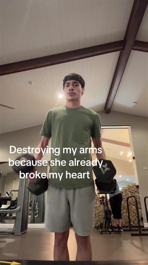 🎸 (@nbaxseth)’s video of arm wrestle broken arms