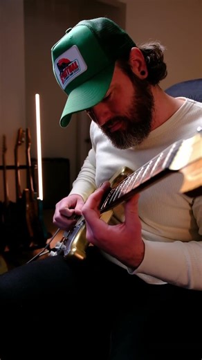 Such a cool solo from Tim Pierce. Not a flashy show of speed & notes, but intentionality & feeling.