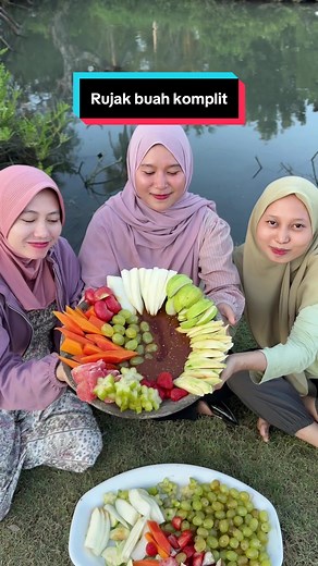 Rujak Buah Komplit: Nikmati Segarnya Campuran Buahan