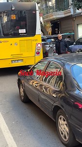 Emrah, Nişantaşı’nda görüntülendi. Hayranlarına dizi için müjde veren sanatçı, görüşmeler yaptığını belirtti. | SnobMagazin