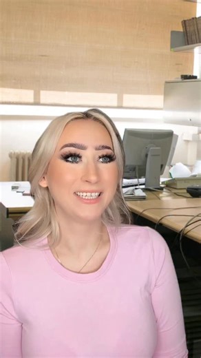 Sophia on Instagram: "Willkommen im Team 🤍 Ich sag neuen Kollegen immer, dass es nicht darum geht, was du kannst, sondern wie du dich verhältst, wenn es keiner erklärt. 😉 Technik ist bei uns bewusst reduziert. Ein neuer Laptop macht niemanden kompetenter, aber Ehrgeiz schon. Am Ende passt nicht jeder System. Und das ist auch okay. Arbeitskultur ist keine Komfortzone. Wir sehen ja, wie du dich machst. GaLiGrü 🌞 #büro #arbeitskollegen #comedy #corporate #arbeitsplatz"