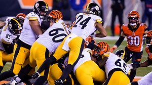 Snell leaps to convert fourth-and-1 from Steelers' own 44-yard line