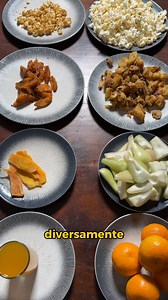 Pensi che 200 calorie siano sempre uguali? Ti sbagli completamente 🚨 Questi sono gli stessi alimenti con le stesse calorie, ma preparati diversamente. Guarda la differenza: 🍊 200 cal di arance intere VS 200 cal di succo d'arancia La frutta intera ti dà fibre, sazietà e richiede tempo per essere mangiata. Il succo? Lo bevi in pochi secondi e perdi tutte le fibre. 🥭 200 cal di mango fresco VS 200 cal di mango disidratato Quello fresco ti richiede 3 volte il tempo per essere mangiato rispetto a