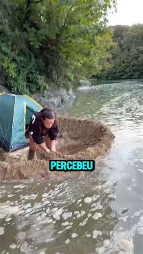 O rio começou a subir enquanto ela dormia 😯🏞️