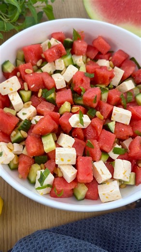 Melonen Salat 🍉 Zum Rezept: https://www.foodwerk-blog.de/wassermelonen-feta-salat-mit-gurke-und-minze/ | foodwerk.de