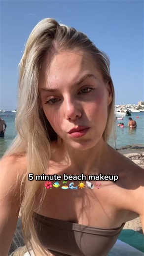 Leah Compton | Makeup Artist on Instagram: "5 min beach makeup tutorial 🏝️ Products used: @lorealparis spf, brow gel & lumi stick @glowrecipe watermelon dew balm @charlottetilbury bronzer @benefitcosmeticsuk rose tinted benetint @jeffreestarcosmetics beachproof mascara @hudabeauty muted pink lip liner @yslbeauty Loveshine lipstick 44 @skims Bandeau top #makeup #beach #summermakeup #makeuptutorial"