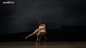 [LOVE DUOS] 🩰❤️ This is one of the most iconic pas de deux in all of contemporary ballet: Angelin Preljocaj's ballet Le Parc features stunning principal dancers Alice Renavand and Matthieu Ganio with the incredible Opéra national de Paris Ballet! 🩰❤️ https://cutt.ly/MWnyX83 | medici.tv