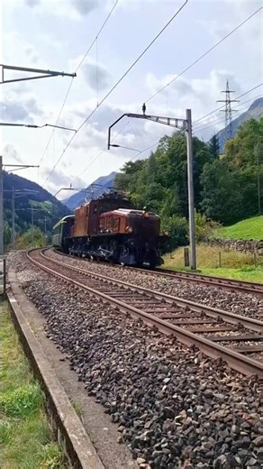 Passage d'une #crocodile #sbbhistoric #cffhistorique 🚩 Wassen UR 🇨🇭