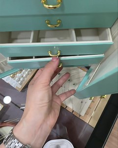 靚靚首飾箱，$680/個 WhatsApp 落單： 📞: 57444881 📟: https://wa.me/85257444881 網店：www.dulcejewellery.com 也歡迎預約到店內選購&訂造：尖沙咀厚福街3號華博商業大廈1203-5室（尖沙咀地鐵出左B2一直走，見到恆生銀行過馬路左轉第一個街囗就是厚福街，右邊中間位） 工作時間：10am-7pm (星期一至五）10am-6pm (星期六） 💍記得喺FACEBOOK設定「搶先看 / SEE FIRST」，如果唔係睇唔到我地㗎: Facebook: #Dulcejewellery Instagram: https://www.instagram.com/dulcejewellery/ YouTube: https://www.youtube.com/channel/UCB9YRZJBQsFYwrBDEqCYDfg ⭐️香港注冊公司寶石珍珠首飾有幾千件現貨可供選擇！ ⭐️GIA珠寶鑑證師為你親自服務：由寶石驗證、選石至設計一條龍服務。 ⭐️工藝有20和50年經驗兩位香港師傅和三間工廠為你致力多功能設計: 無論最頂級