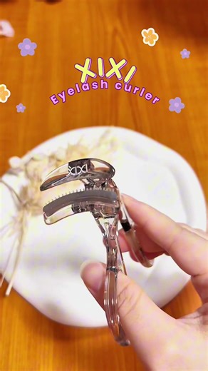 Achieve Perfect Lashes with Our Easy Eyelash Curler Tutorial