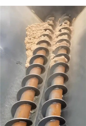 Video of a twin-shaft screw conveyor for wood chips in use，Twin Screw Conveyor,Double Spiral Conveyor,Dual Shaft Screw Conveyor,Twin Shaft Screw Conveyor,Double Screw Conveyor,Twin Auger Conveyor,Dual Shaft Spiral Conveyor,Stainless Steel Twin Screw Feeder,Industrial Dual Shaft Screw Conveyor,Twin Screw Conveyor for Cement,Vertical Twin Screw Conveyor,Powder Bulk Material Handling Conveyor,Food Grade Screw Conveyor,Chemical Industry Screw Conveyor,Wastewater Treatment Sludge Conveyor,Twin Screw