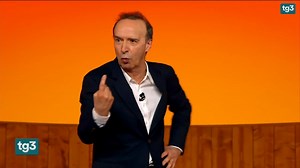 Benigni e il sogno dell'Europa: "Unica utopia ragionevole" Quasi quattro milioni e mezzo di telespettatori per "Il sogno" di Roberto Benigni ieri sera su Rai1. Uno spettacolo dai toni appassionati che ha fatto riflettere sui valori e gli ideali che non dividono ma uniscono i popoli europei. Elisabetta Margonari per il Tg3 delle 12 del 20 marzo 2025 | Tg3
