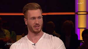 Als er bei den Olympischen Spielen in Rio de Janeiro überraschend die Goldmedaille gewann, wurde der Diskuswerfer Christoph Harting schlagartig weltberühmt. Doch sein Verhalten bei der anschließenden Siegerehrung brachte im ungemein viel Kritik ein. Was hat er da eigentlich gemacht? Im Riverboat hat er erklärt, was schief gelaufen ist. | Riverboat