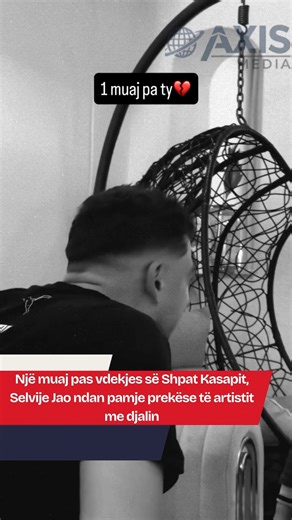 Axis Media News on Instagram: "Selvije Jao ka ndarë një video në rrjetet sociale, duke përkujtuar bashkëshortin e saj të ndjerë, Shpat Kasapi, i cili humbi jetën një muaj më parë si pasojë e një ataku kardiak. Në një postim në InstaStory, ajo publikoi një video ku shihet Shpati duke luajtur me djalin e tyre, duke shkruar: “Një muaj pa ty” dhe duke vendosur një emoji zemër të thyer. Shpat Kasapi ndërroi jetë më 26 nëntor, ndërsa ndodhej në Itali me familjen për trajtim të djalit të tij. Gjatë kar