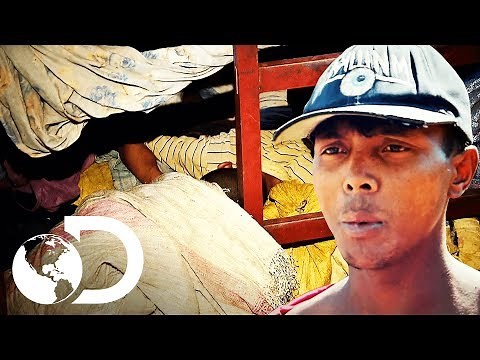 Prisoners forced to sleep on the floor | The Worst Prisons in the World | Discovery Brazil