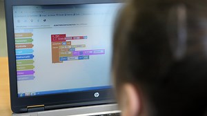 Optometrist gives advice on how to minimize eye damage for remote-learning students