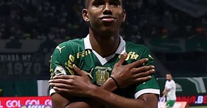 Estêvão relembra infância e celebra sonho com ídolos na Seleção