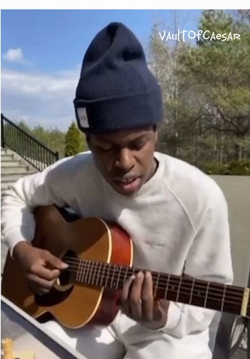 Daniel Caesar's Acoustic Performance of 'Violet'