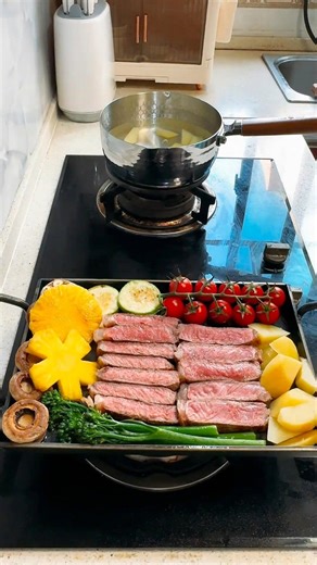@globehome333 on Instagram: "Healthy Low-Fat Sizzling Beef & Vegetable Platter Quick Weeknight Dinner | High Protein | Low Calorie | Fitness Friendly High protein, low fat, zero deep-frying, ready in 15 minutes, nutritionally balanced, and highly satiating. Perfect for those on a fat-loss journey, fitness enthusiasts, or anyone looking for a light, healthy meal. 💡 Pro Tips for Healthy Eating Oil Control: Use no more than 1 spoonful of oil total. An oil sprayer is a game-changer. Avoid butter or