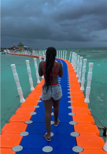 Cruzando el puente flotante en San Andrés