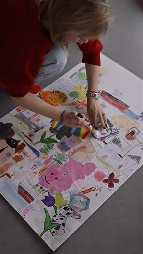 Eva Klaus on Instagram: "Ich glaube, den meisten Müttern geht’s ähnlich 🎨 Die Kinder bringen ständig neue Kunstwerke mit nach Hause und irgendwann weiß man einfach nicht mehr, wohin damit. Nachdem ich auf Instagram schon so viele schöne Ideen gesehen habe, dachte ich: Okay, ich probier’s jetzt auch. Gestern habe ich mich nochmal rangesetzt und war tatsächlich in ca. 1 Stunde fertig. Ich finde, es hat sich total gelohnt 🥹 Die Collage ist super schön geworden und endlich bekommen die ganzen klei