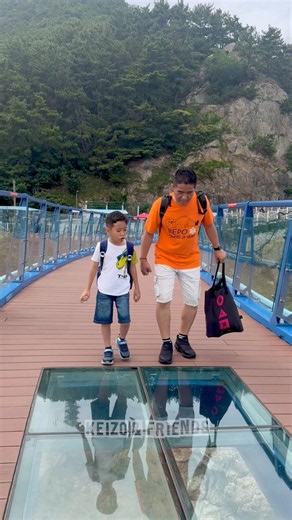 Dad are you sure dare to cross the glass bridge high above the sea⁉️