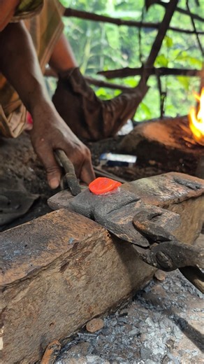 The Master of Fire: Witness Asia's Most Incredible Blacksmithing Skills.📍