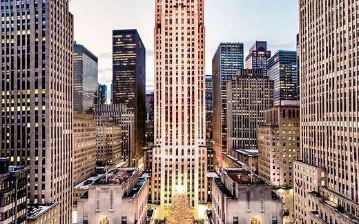 漫步20世纪全世界最浩大的都市工程——洛克菲勒中心（Rockfeller Centre），建成于1939年，由19栋商业大楼组成的建筑群