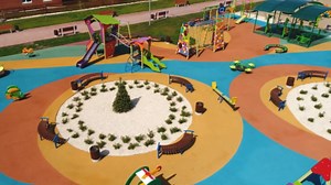 Fast Patch Poured-in-Place Surfacing Repair Kit Fix Rubber Playground (Mocha Brown, Small)