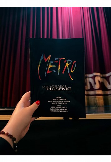 To już 35 lat, od kiedy „Metro” możemy podziwiać na deskach polskiej sceny musicalowej! Pierwszy spektakl tego tytułu wystawiono 30 stycznia 1991 roku na deskach Teatru Dramatycznego w Warszawie. W teatrze Studio Buffo, „Metro” po raz pierwszy zagrano 4 czerwca 1997 roku. Przez tyle lat przez tytuł przewinęło się wiele obsad, nazwisk mniej i bardziej znanych, ale niezmiennie – tytuł cały czas zachwyca ogromną rzeszę fanów i z całą pewnością pozostaje ponadczasową propozycją. ❤️ Wszystkiego najle