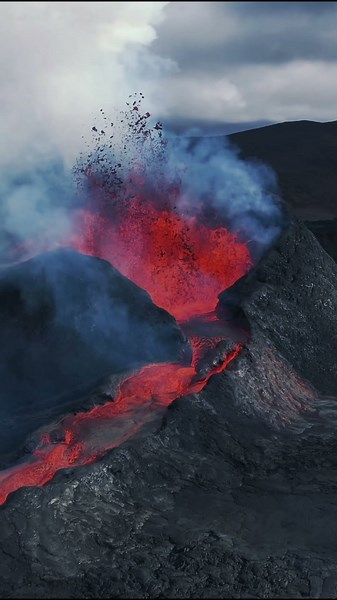 🌋 Volcano Eruption Caught on Camera – Incredible Lava Flow Shorts