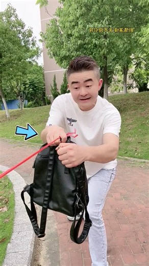 Girl Outsmarts a Bag Snatcher with a Secret Rope Trick 🤯 #shorts