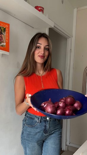 Lou Elsener on Instagram: "Le level de tous mes plats, PICKLES d’oignons rouges : 10 oignons rouges , 1 l de vinaigre, 400g de sucre. Porté à ébullition le vinaigre et le sucre puis versez le dans des bocaux stérilisés dans lequel vous aurez mit vos oignons ciselés. Laissez refroidir le pot avant de le refermer et vous pouvez conserver ca 1 mois au frigo"