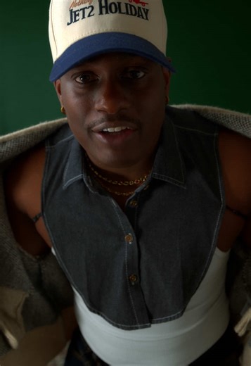 This collared denim layering piece is made for men who care about details. It adds the visual structure of a button-up shirt to any outfit while keeping the fit lightweight and clean. Layer it under cardigans, sweaters, jackets, or knitwear to instantly upgrade a casual look into something intentional and styled. Designed for everyday wear and modern men’s fashion, this collared shirt layer works especially well for street style, smart casual outfits, and fashion-focused content. It’s an easy wa