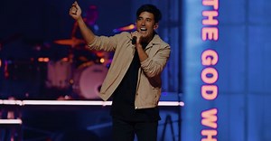 Phil Wickham Captivates with Moving 'House Of The Lord' Live Performance - Video