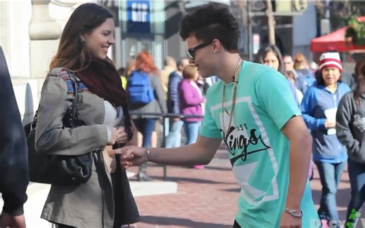 【街头实验】手指戳进女神肚脐眼，然后拥吻