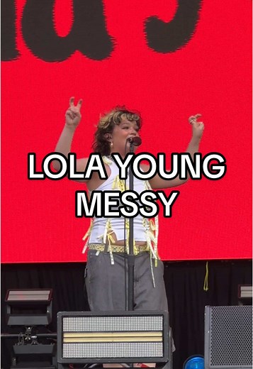Lola Young Sings 'Messy' Live at Wildlands Festival