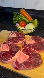 Osso buco com polenta 🤤 Ingredientes Osso buco Polenta Cenoura Cebola Alho Alho poro Pimenta de cheiro Cebola roxa Tomate Coentro Sal Pimenta do reino Tempero baiano Colorau Preparo da polenta segui a instrução da embalagem Tempo de pressão do osso buco foi de 40 min #terapia #diaadia #viral #receitas #comida #cozinha #ossobuco #polenta | Silvio Andrade