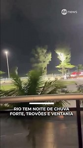 Rio tem noite de chuva forte, trovões e ventania | #sbtnews