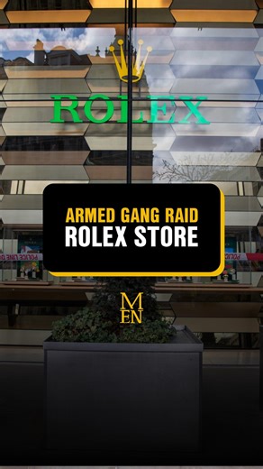 Six people raided a Rolex store in Knightsbridge with machetes 🚓 The terrifying attack happened at on Tuesday morning (January 20), where a gang snatched a load of watches before escaping on four mopeds - but one was left in the store. No injuries were reported and there have been no arrests. The Met has now launched an appeal. #manchestereveningnews #uknews #metpolice #rolex #crime | Manchester Evening News