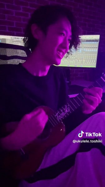 藤井風 - Damn This is another favourite song! It was hard to capture that shimmering feeling on the ukulele too... これも好きな曲！ あの煌びやかな感じをウクレレでも表現するのが難しかった… #fujiikaze #damn #藤井風 #近藤利樹 #ウクレレ #ToshikiKondo #Ukulele #男子高校生