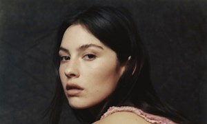 Rising Pop Singer Gracie Abrams Announces 2022 ‘This Is What It Feels Like’ Tour