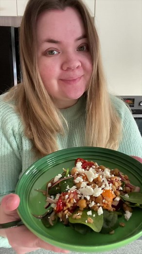 Matvetesallad 😃 En god matig sallad som passar perfekt som lunch eller som middag. Servera den som den är eller tillsammans med t.ex. kyckling, kryddig korv, lax, halloumi eller färsbiffar 😋🥰 Recept 4 portioner: 4 portioner matvete 1 st grönsaksbuljongtärning 350 g färgade små tomater 1 förpackning kokta kikärtor (380 g) olivolja salt svartpeppar vitlökspulver 1 st rödlök 1 påse babyspenat (65 g) 150 g fetaost 1 skvätt äppelcidervinäger eller vitvinsvinäger Instruktioner Sätt ugnen på 200 gra