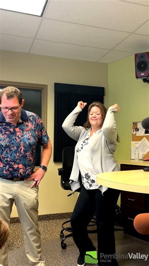 CPR Instructor Ryan Hanan stopped by the studio to give Ty Hildebrand and Jayme Giesbrecht a crash course in lifesaving, and let’s just say things got a little... Michael Scott. 😅 💡 CPR and First Aid training can make all the difference in an emergency. Learn how to do it properly with Ryan! 👉 Learn more at our website #PembinaValleyOnline 🎬 Featuring: Ty Hildebrand & Ryan Hanan & Jayme Giesbrecht 📍 Filmed at the Eagle 93.5 FM studio Inspired by The Office (US) CPR scene #CPR #TheOfficeParo