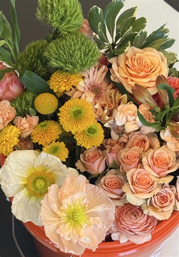 Did you know Fridays are for flowers? 💐 Our Buckets of Blooms are available for pickup every Friday so you can design something beautiful at home. Flower therapy, your way #flowertherapy #flowers #diy #flowerarrangement #hobby