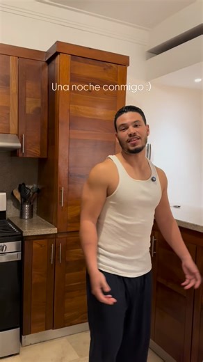 Jaime Lockward on Instagram: "Una noche conmigo y el guillo. Cena + joder con la sala. Un video un chinn diferente, me avisan si les tripea :) ♥️"