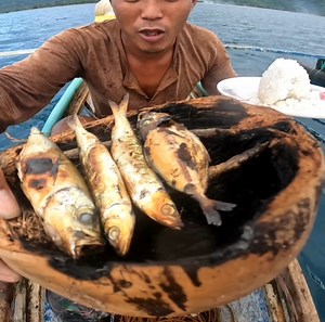 Traditional Way of Grilling out in the Ocean Filipino Way of Living | Catch and Cook Palawan Philippines 🇵🇭 | Kuys Dagz Fishing